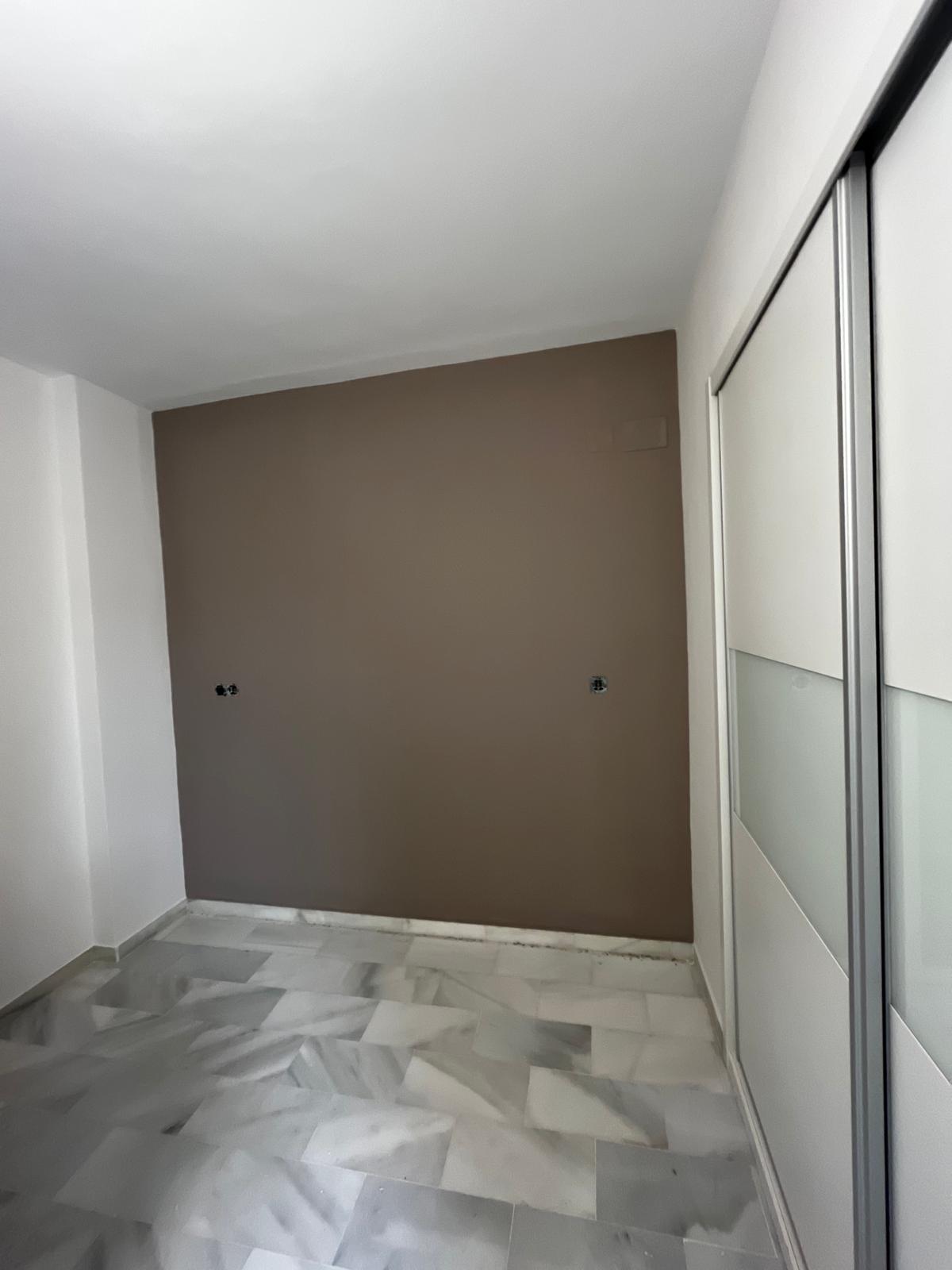 Habitación reformada con armario en Jerez